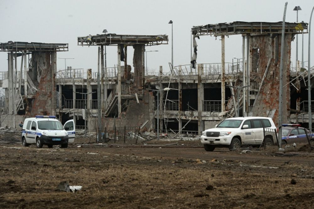 Автомобиль миссии ОБСЕ в аэропорту города Донецка.