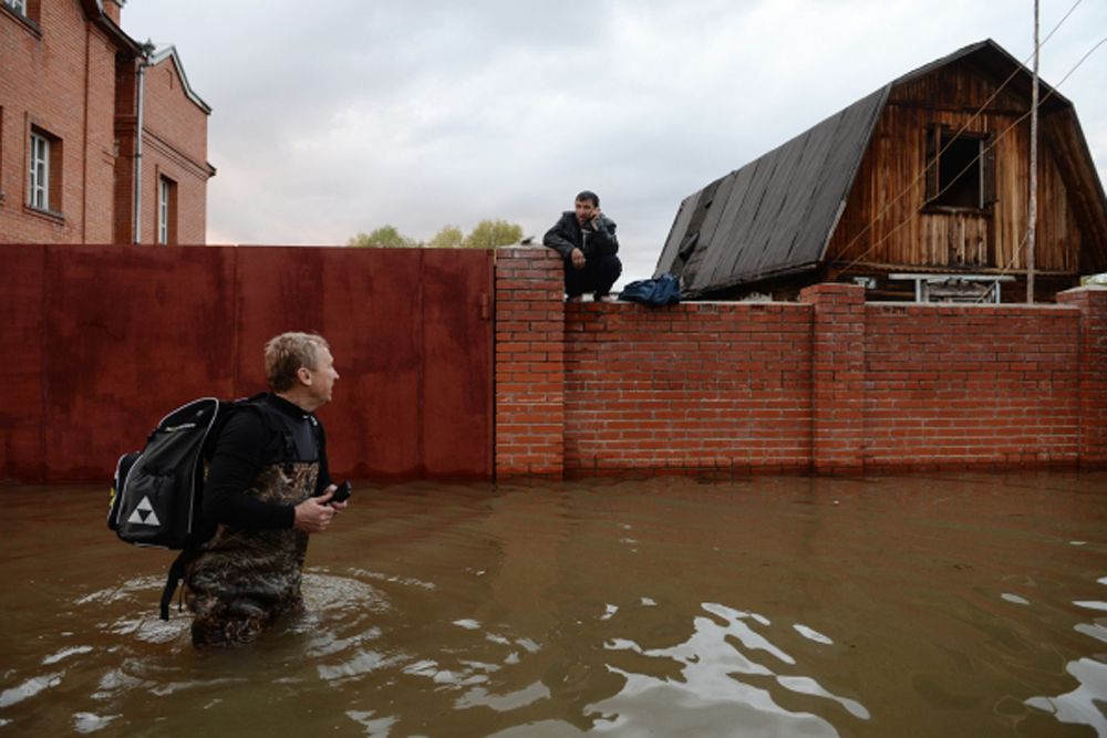 Паводок на главной водной артерии Западной Сибири – реке Обь в Новосибирской области – стал крупнейшим за последние 46 лет, в зоне подтопления оказались около 4 тысяч дачных участков.
