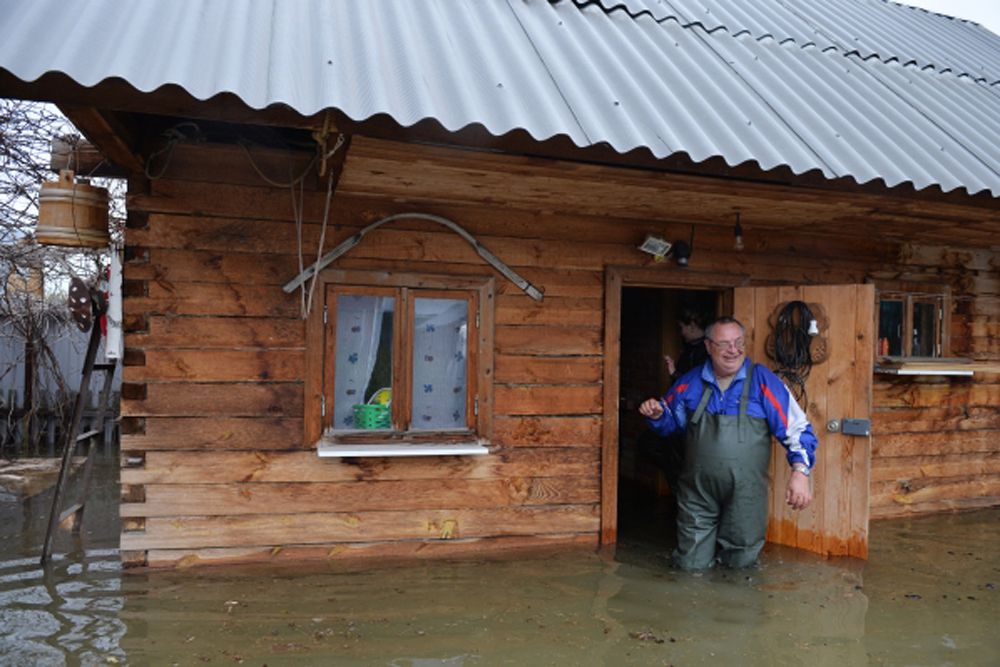 «Все дачные домики и временные огороды, находящиеся в пойме Оби — все это попало в зону подтопления. Расчеты показывают, что примерно до 17 мая мы будем иметь подтопленные участки, а дальше вода пойдет на спад. То есть всю эту неделю дачникам не рекомендуется посещать свои участки», — сказал представитель МЧС.