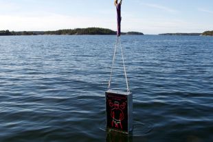 Систему «Поющий моряк» погружают в море.