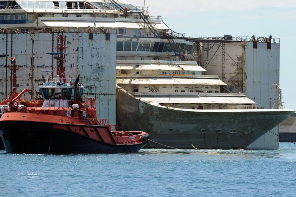 В 2013 итальянские инженеры начали операцию по подъему затонувшего круизного лайнера Costa Concordia. Спасателям удалось снять корабль с рифа, но долгое время его не удавалось привести его в вертикальное положение.