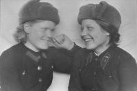 Клавдия Асламова (слева) с фронтовой подругой.