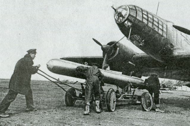 Подготовка самолёта-торпедоносца. 1943 г.