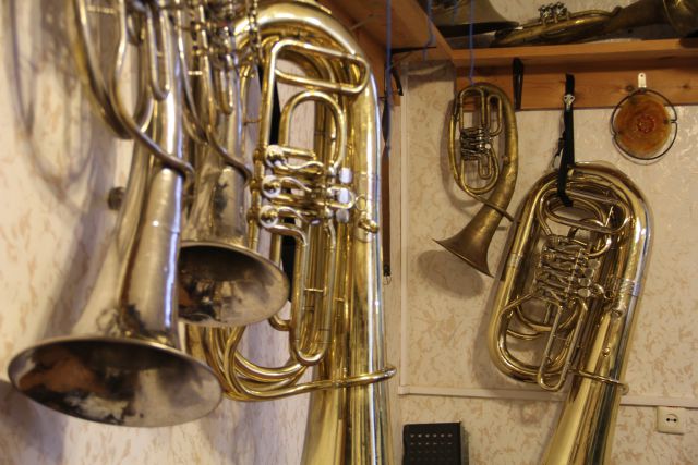 Узбекская праздничная духовая труба. Военная труба. Труба духовой оркестр знаменита все трубы. Геликон духовой музыкальный инструмент фото.