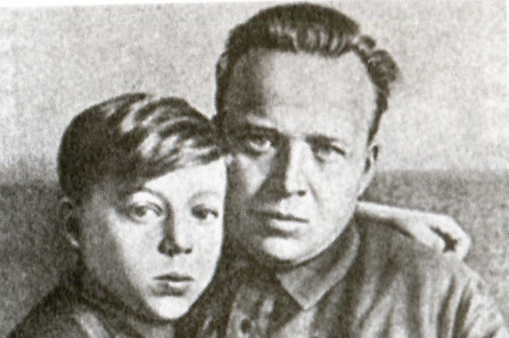Тимур с отцом Аркадием Гайдаром до войны