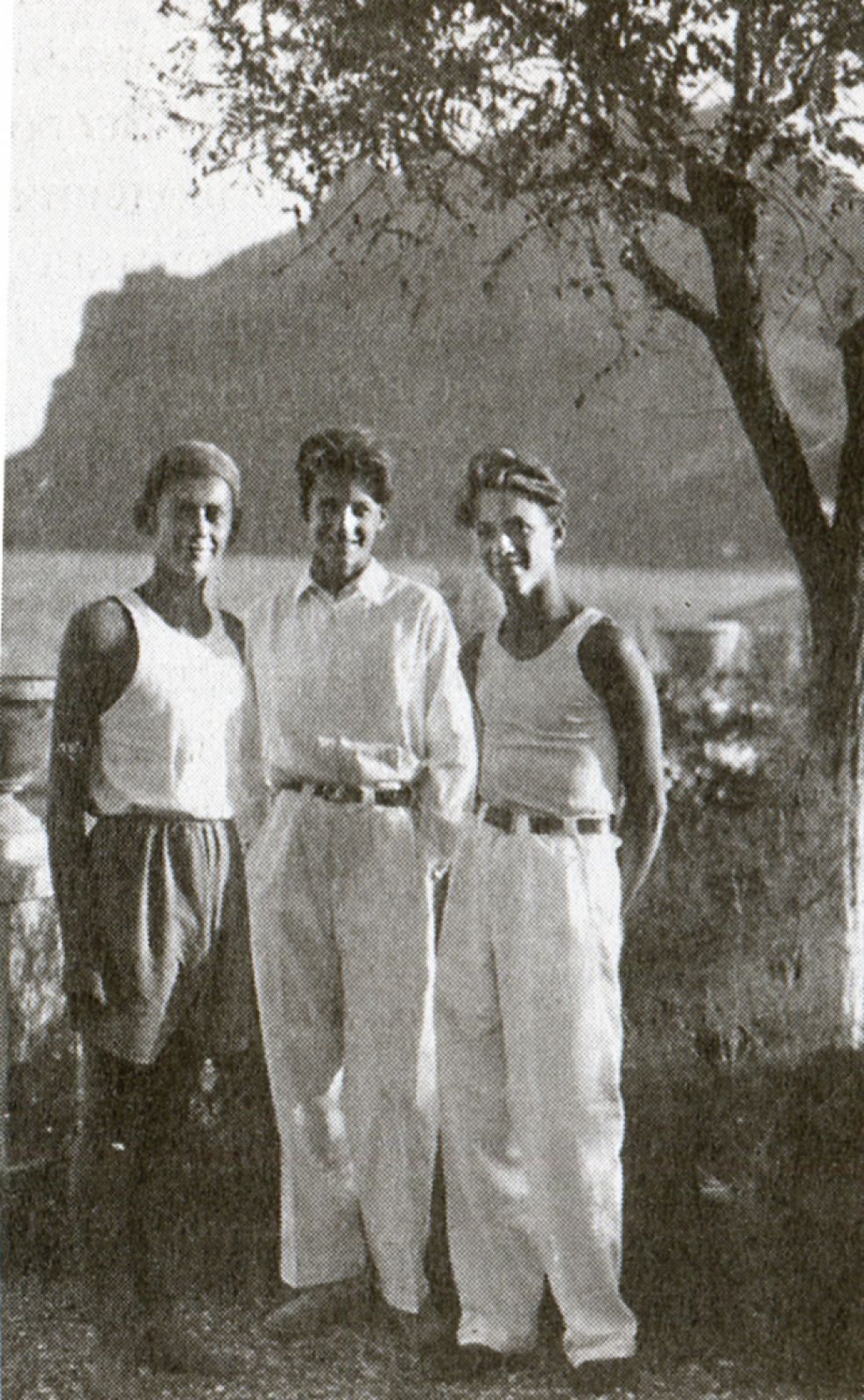 Женя Зингер, Стасик Нейгауз, Сережа Перцов. Лагерь детей писателей в Коктебеле, август 1940 г. 