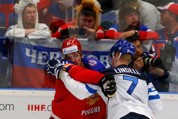 Евгений Малкин во время драки с Эса Линделом из сборной Финляндии.