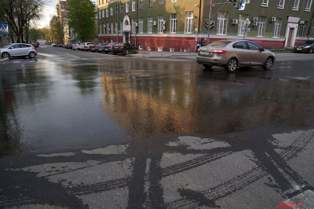 Вода из гидрантов разлилась по соседним улицам.