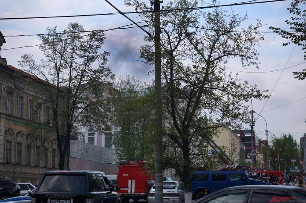 Во дворе был создан штаб пожаротушения, также организованы звенья газодымозащитников для проверки помещений на наличие людей.