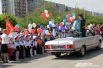 Машина с «главнокомандующим», под торжественный марш, проезжает колонны «военнослужащих». 