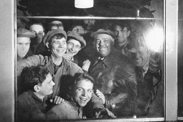 Строители московского метро стали первыми его пассажирами. 1935 г.