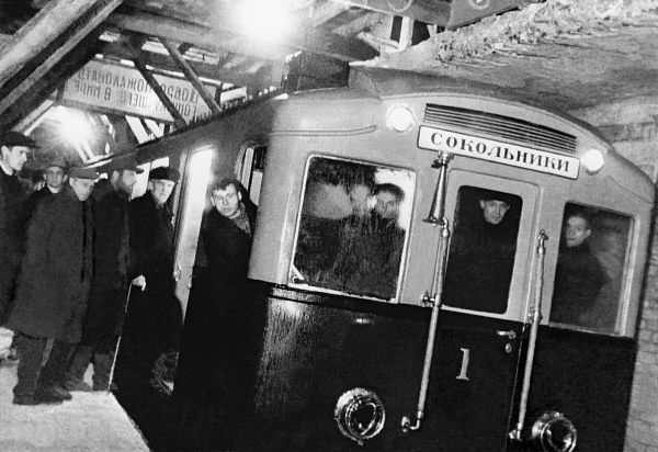 Первый поезд Московского метро совершает пробный рейс. 1934 год.