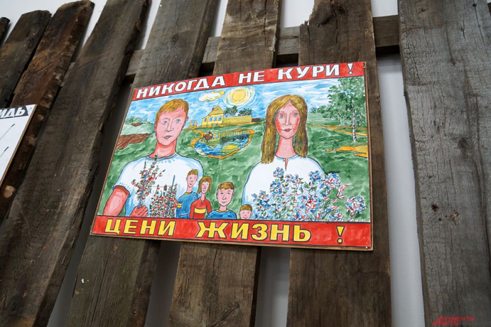 Работы Сергея Сотова получили известность в конце нулевых годов - автор самовольно развешивал свои плакаты на заборах города Владимира.
