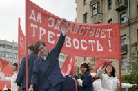 Участники театрализованного представления на улицах Москвы в День города у транспаранта «Да здравствует трезвость». 1987 год.