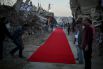 13 мая. Жители Газы расстилают красную ковровую дорожку перед премьерой фильма о конфликте Палестины и Израиля.