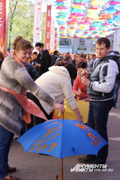 Гости праздника могли собственноручно раскрасить зонтик.
