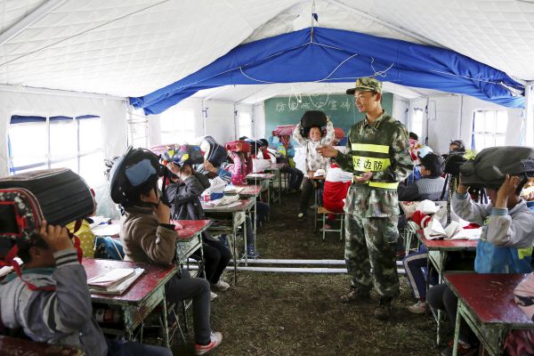 В стране также работают бригады экстренной медицинской помощи. Медицинские палатки были предоставлены 26 больницам и более чем 900 пострадавшим медицинским центрам.