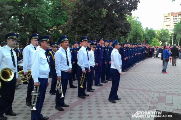 А в сквере имени Жукова прошли колонны курсантов военных учебных заведений и казаков.