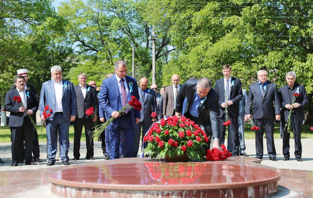 В этот же день общественники и власти республики у привокзальной площади Симферополя возложили цветы к закладному камню на месте будущего памятника жертвам депортации.