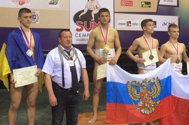 Карен Талалуев (в центре) в весовой категории 60 кг