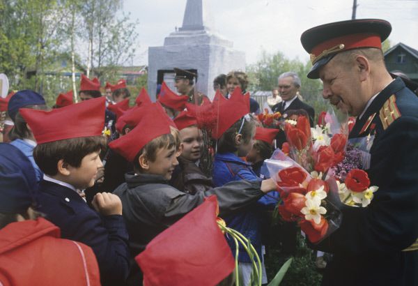 Ученики средней школы № 368 поздравляют ветеранов Великой Отечественной войны с Днем Победы. 1989 год.