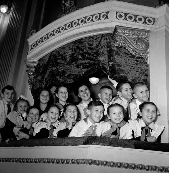В зрительном зале Дворца культуры Челябинского тракторного завода. 1957 год.