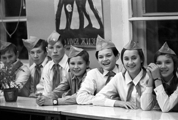 Пионеры отряда имени Володи Дубинина. Московская средняя школа № 231. 1976 год.