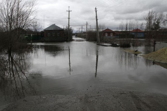 Паводок затопил жилые дома.