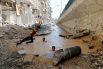Бассейн на улице: дети играют в воронке от бомбовых ударов авиации режима Башар аль-Асада (Сирия).