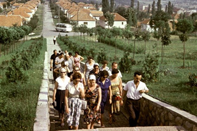 Советские туристы направляются к братской могиле советских и югославских воинов, погибших в боях с фашистскими захватчиками. Город Горный Милановац (ныне город в Сербии).