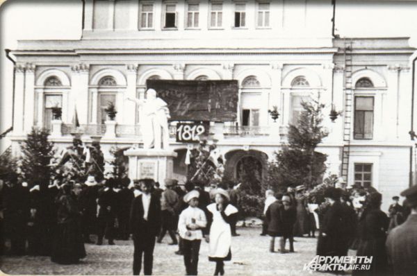Школяры начала XX века на Театральной площади