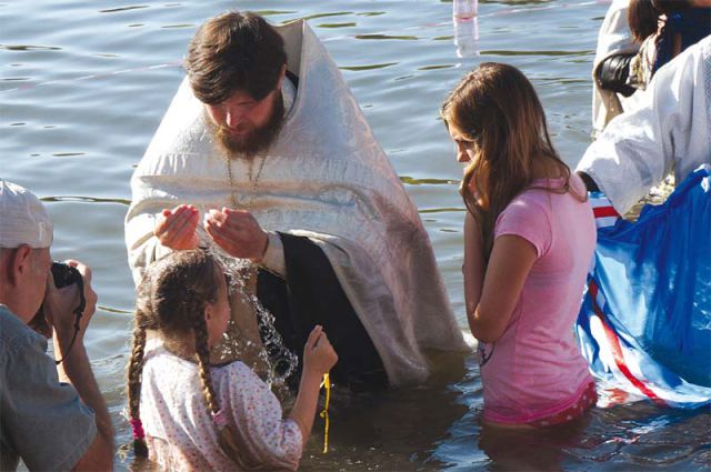 Около тысячи человек крестились 28 июля 2014 г., в день памяти Святого равноапостольного князя Владимира на Свияге