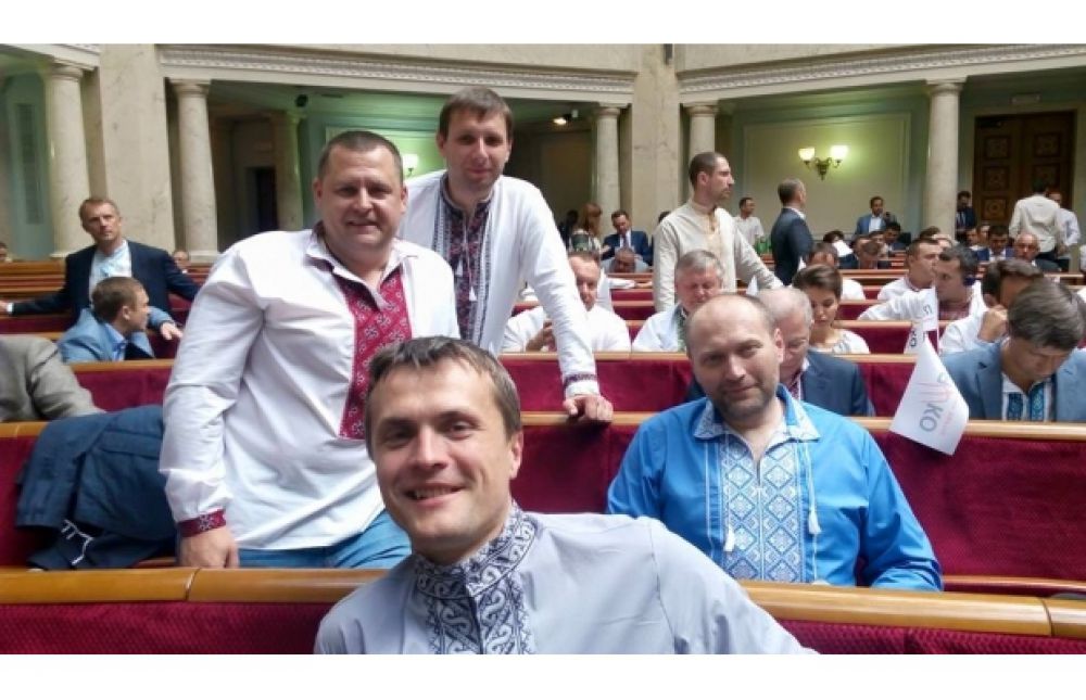 Депутаты в вышиванках