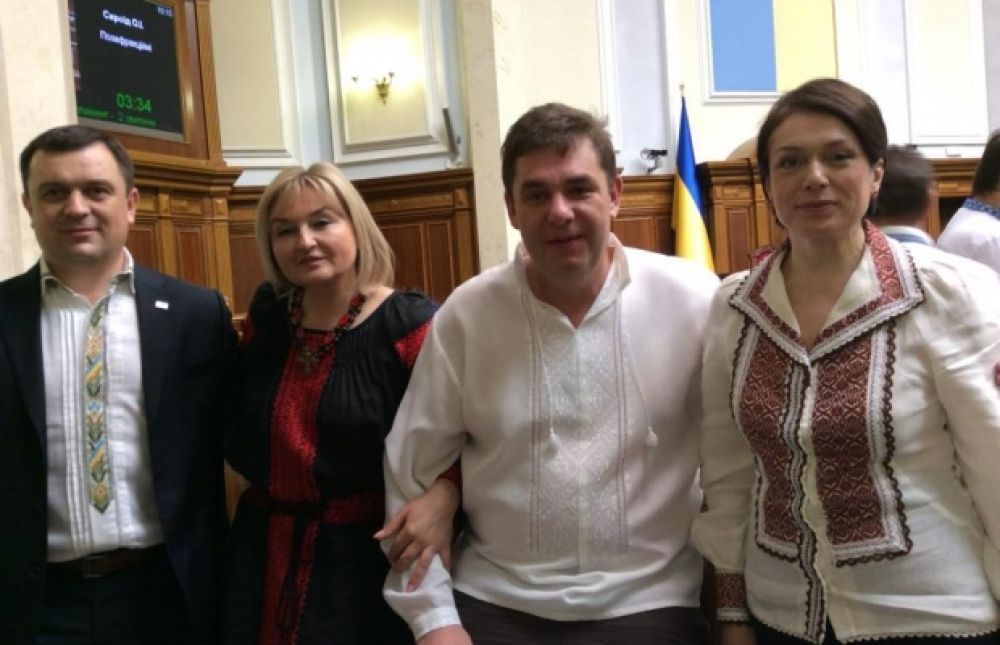 Депутаты в вышиванках