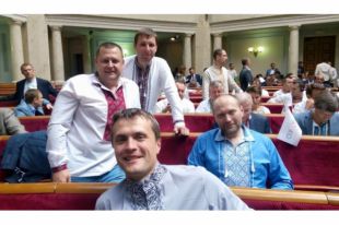Депутаты в вышиванках
