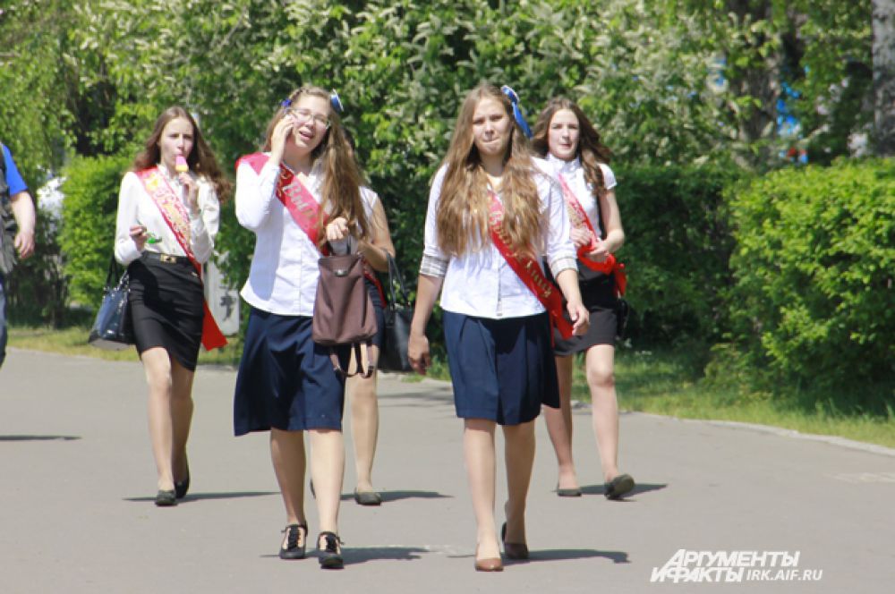 Хотя прогуливаться вдоль реки по асфальтированным дорожкам не легко. Солнце припекает.