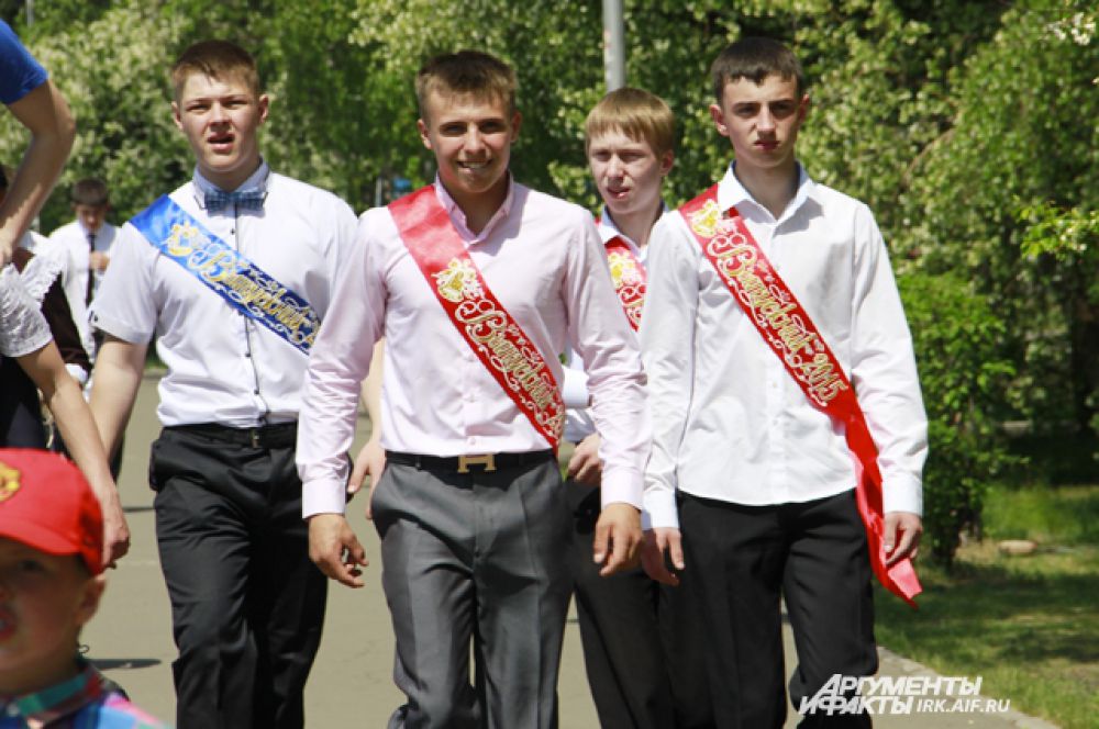 Среди выпускников все еще в моде ленты.
