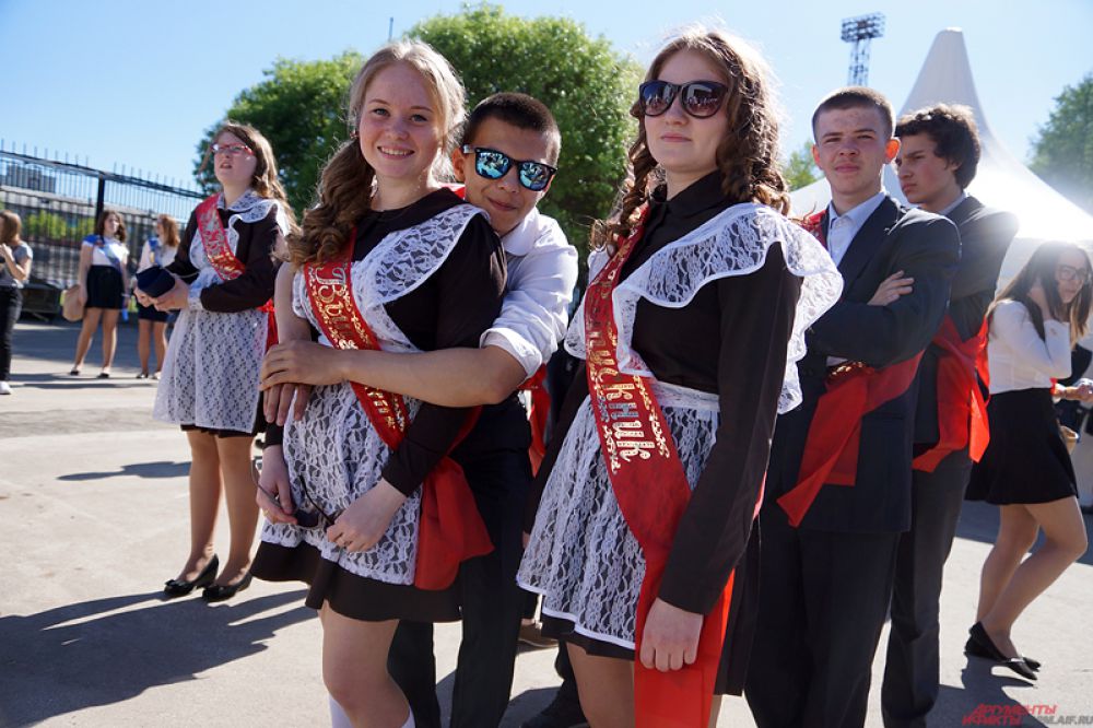 Более сотни выпускников отправились отмечать событие в уютных аллеях парка.