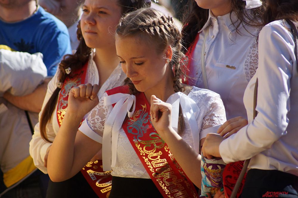 На «Последних звонках» традиционно состоялись праздничные линейки, концерты, награждения и классные часы