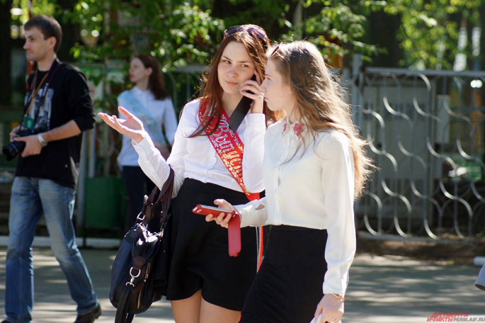 Ребят с красными повязками можно было встретить по всему городу.