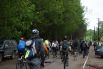 Рядом с воротами стояли несколько полицейских машин, которые сопровождали участников велозабега по улицам Перми.