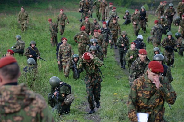 По традиции, так называемые «краповики», носят береты с наклоном в левую сторону — в отличие от военнослужащих ВДВ и морской пехоты, которые свои головные уборы носят с наклоном на правую сторону. 