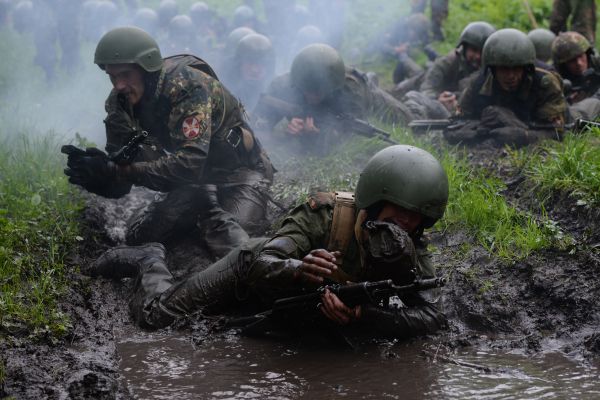 Право на ношение крапового берета имеют военнослужащие и сотрудники подразделений специального назначения, обладающие достаточными профессиональными, физическими и моральными качествами и успешно прошедшие квалификационные испытания.