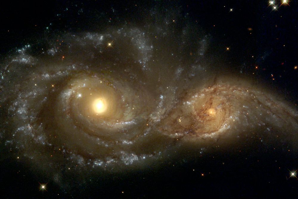 NGC 2207 — спиральная галактика с перемычкой в созвездии Большой Пёс. Открыта Джоном Гершелем в 1835 году вместе с соседней галактикой IC 2163. Пара галактик активно взаимодействует, находясь в начале процесса слияния. Галактика находится на расстоянии около 36 Мпк от Земли. Слияние с соседней галактикой находится в начальной фазе, спиральная структура обеих галактик ещё сохранилась, однако в результате этого процесса примерно через миллиард лет образуется эллиптическая или линзовидная галактика.