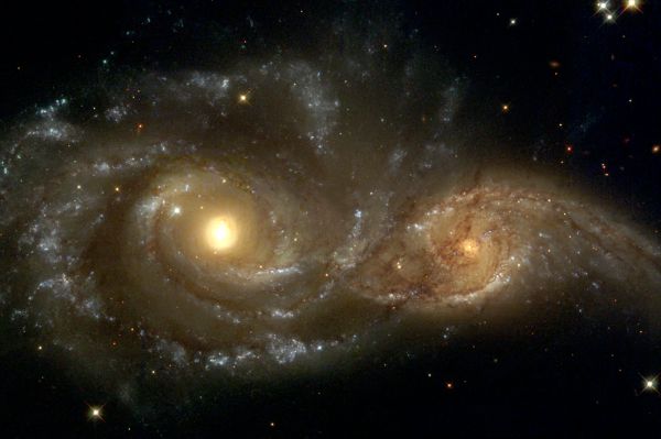 NGC 2207 — спиральная галактика с перемычкой в созвездии Большой Пёс. Открыта Джоном Гершелем в 1835 году вместе с соседней галактикой IC 2163. Пара галактик активно взаимодействует, находясь в начале процесса слияния. Галактика находится на расстоянии около 36 Мпк от Земли. Слияние с соседней галактикой находится в начальной фазе, спиральная структура обеих галактик ещё сохранилась, однако в результате этого процесса примерно через миллиард лет образуется эллиптическая или линзовидная галактика. 