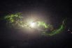 Ученые полагаю, что необычное зеленое свечение вокруг двух галактик, объясняется их постепенным слиянием. Это довольно редкое явление, впервые обнаруженное в 2007 году учительницей из Голландии.