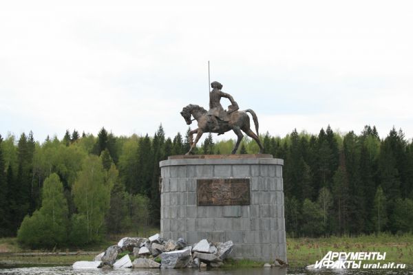 На последнем повороте показался памятник Акинфию Демидову – мемориал уральскому заводчику воздвигли благодарные потомки.