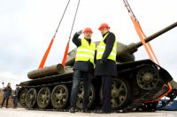 Танк Т-34 устанавливают на постамент.
