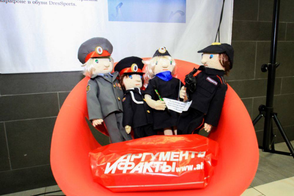 Вязанные полицейские.