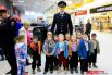 Малышам повещло пообщаться с настоящим "дядей Степой" - полицейский высокого роста поразил воображение детей.